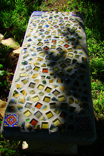 садовая мозаичная скамья